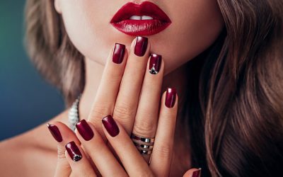 Jak pomalować paznokcie jesienią – trendy w manicure na jesień 2024