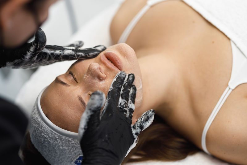 Trendy w pielęgnacji skóry na rok 2025: Rewolucja personalizacji, technologii i biohackingu